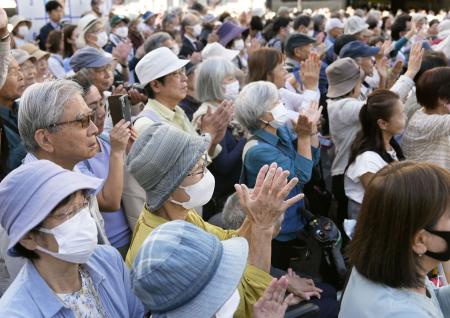 　衆院選が公示され、候補者の街頭演説に耳を傾ける有権者ら＝１５日午前、東京・池袋駅東口