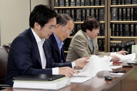 　公開質問状の結果を公表する、全国霊感商法対策弁護士連絡会の弁護士＝１６日午後、東京・霞が関の司法記者クラブ