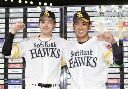 　日本ハムに勝利し、お立ち台でポーズをとるソフトバンクの川瀬（左）と今宮＝みずほペイペイドーム