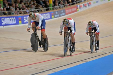 　男子チームスプリント３位決定戦で英国に勝って銅メダルを獲得した（左から）長迫吉拓、太田海也、小原佑太の日本＝コペンハーゲン郊外（日本自転車競技連盟提供・共同）