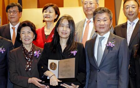 　１７日、ソウルで開かれた行事に出席した作家のハン・ガンさん（中央）（韓国取材団提供・共同）