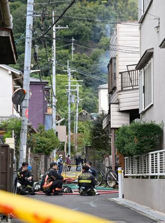 　規制線が張られた大阪府大東市の火災現場周辺＝１８日午後０時４５分