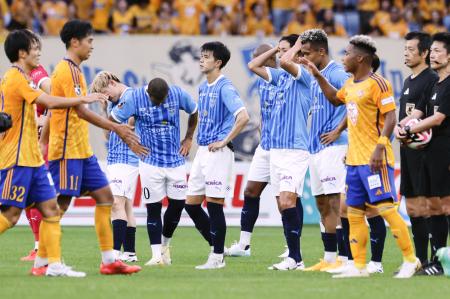 　仙台に敗れ、肩を落とす横浜ＦＣイレブン（中央）＝ユアスタ