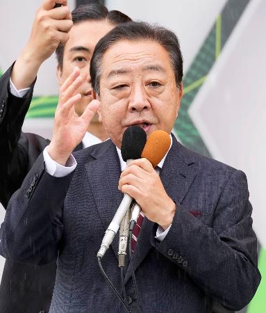 　街頭演説する立憲民主党の野田代表＝１９日午前、愛知県江南市