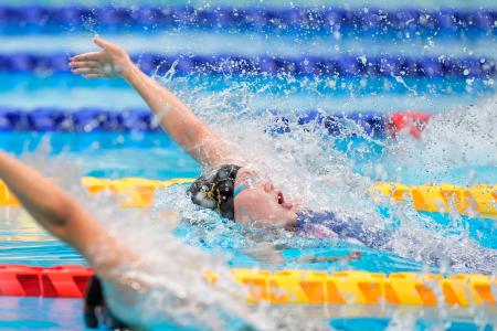 　女子５０メートル背泳ぎ決勝　優勝した平井瑞希＝東京アクアティクスセンター