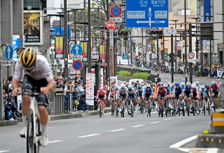 　アジア最高峰の自転車ロードレース「宇都宮ジャパンカップ」の前哨戦で、宇都宮市の目抜き通りを駆け抜ける選手たち＝１９日午後