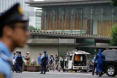 　防護柵に車が突っ込み騒然とする首相官邸前＝１９日午前７時１５分