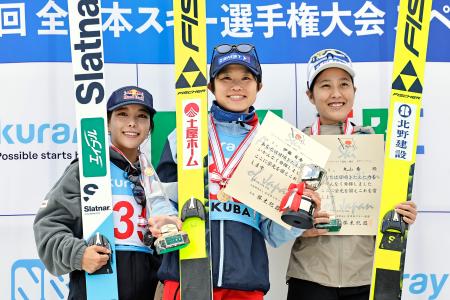 　全日本選手権ジャンプ最終日、女子ラージヒルで優勝した伊藤有希。左は２位の高梨沙羅、右は３位の丸山希＝白馬ジャンプ競技場