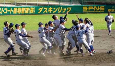 　関西学生野球リーグで２季連続１７度目の優勝を決め、喜ぶ関学大の選手たち＝わかさスタジアム京都