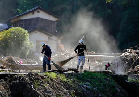 　記録的豪雨から１カ月となった石川県輪島市久手川町で続くがれきなどの撤去作業＝２１日午前