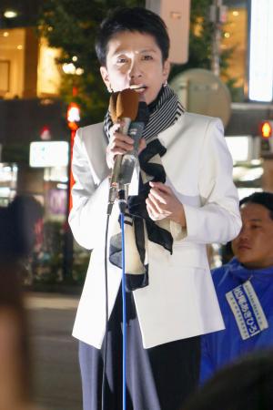 　衆院選の応援で街頭演説する蓮舫氏＝２１日夕、東京都内