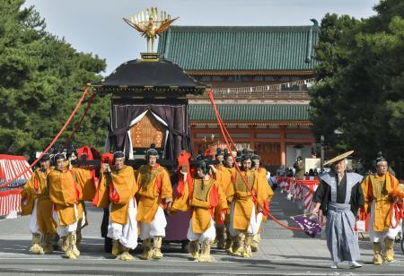 　平安神宮を出発する「時代祭」の神幸列＝２２日午前、京都市左京区