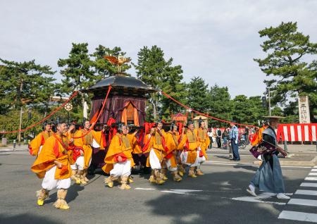 　平安神宮を出発する「時代祭」の神幸列＝２２日午前、京都市左京区