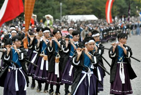 　京都御苑を出発する「時代祭」の行列＝２２日午後、京都市上京区