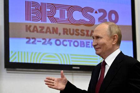 　２２日、ＢＲＩＣＳ首脳会議が開かれるロシア中部カザンで、南アフリカのラマポーザ大統領との会談に臨むプーチン大統領（ロイター＝共同）