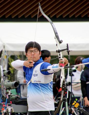 　現役最後の試合となる全日本選手権に出場したアーチェリー男子の古川高晴＝夢の島公園アーチェリー場