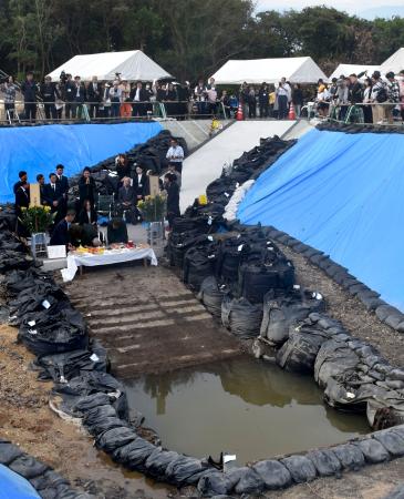 　日韓の遺族が参加して海底炭鉱「長生炭鉱」の坑口前で行われた追悼集会＝２６日午後、山口県宇部市