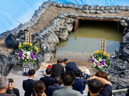 　日韓の遺族が参加して海底炭鉱「長生炭鉱」の坑口前で行われた追悼集会＝２６日午後、山口県宇部市