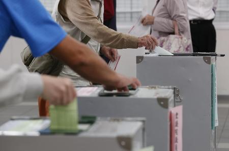 　衆院選で票を投じる有権者＝２７日、東京都新宿区