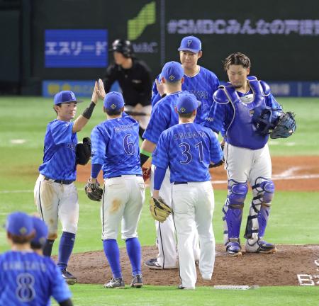 　ソフトバンクに勝利し、タッチを交わすＤｅＮＡナイン＝みずほペイペイドーム