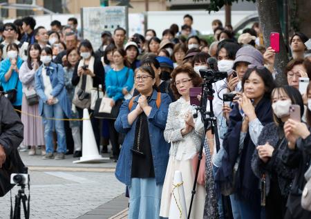 　兵庫県知事選が告示され、立候補者の街頭演説に集まった有権者ら＝３１日午前、神戸市