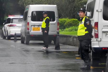 　中国上海市内の公園周辺を警戒する治安当局者ら＝３１日（共同）