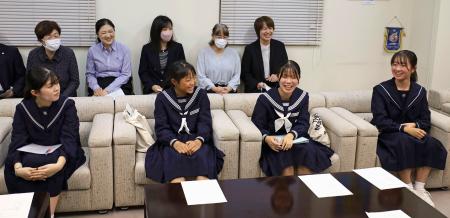 　ローマ教皇フランシスコとの一般謁見について報告する溝田悠乃さん（前列右から２人目）ら＝３１日午後、長崎県南島原市