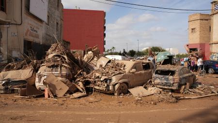 　豪雨による鉄砲水の被害を受けた車＝３１日、スペイン東部バレンシア自治州（ゲッティ＝共同）