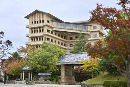 　一般客の宿泊受け入れを再開した温泉旅館「日本の宿　のと楽」＝１日午後、石川県七尾市の和倉温泉