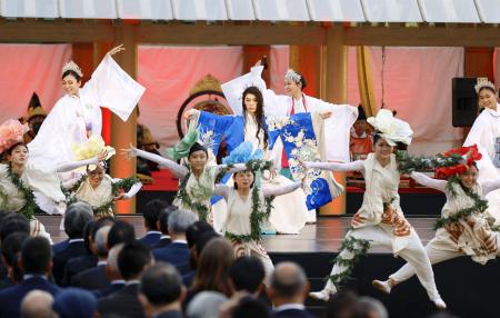 　「多賀城」の創建１３００年を祝う記念式典で披露された、創建当時をほうふつとさせる舞踊＝１日午後、宮城県多賀城市