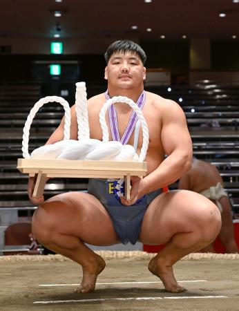 　個人戦で優勝した日体大のトワードルジ・ブフチョローン＝両国国技館