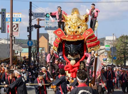 　「唐津くんち」で市街地を巡行する曳山＝３日午前、佐賀県唐津市