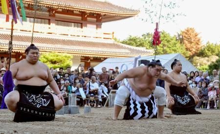 　熊本県玉名市の蓮華院誕生寺で奉納土俵入りを行う照ノ富士。太刀持ちは熱海富士、露払いは翠富士＝３日