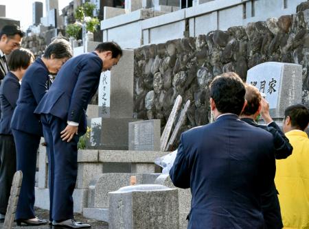 　故望月義夫元環境相の墓参りをする岸田前首相（左手前）＝４日午後、静岡市（代表撮影）