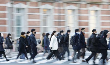 　通勤する人たち＝ＪＲ東京駅前