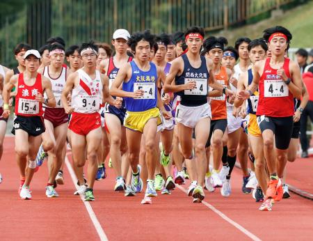 　全国高校駅伝大阪府予選の「代替大会」でスタートした４区の選手たち＝５日、服部緑地陸上競技場