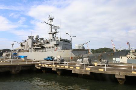 　京都府舞鶴市に寄港したフランス海軍のフリゲート艦プレリアル＝５日