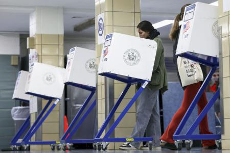 　米大統領選の投票をする人＝５日、ニューヨーク（ロイター＝共同）