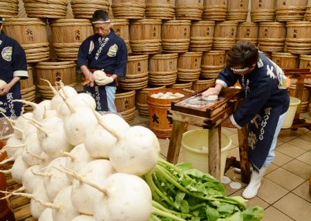 　京都市の老舗漬物店「大安」で公開された「千枚漬」の漬け込み作業＝７日午前