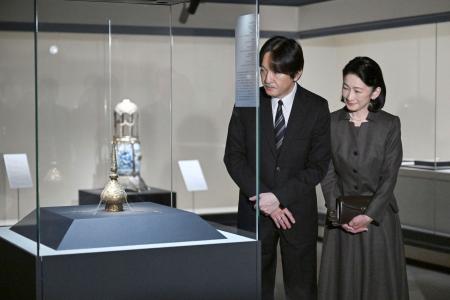 　「トプカプ宮殿博物館・出光美術館所蔵　名宝の競演」展を鑑賞される秋篠宮ご夫妻＝７日午後、東京都千代田区（代表撮影）