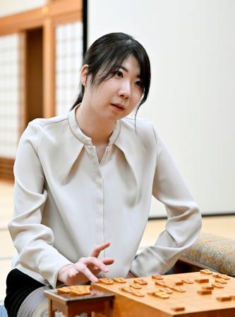 　プロ棋士編入試験５番勝負の第３局で敗れた西山朋佳女流三冠＝８日午後、大阪市の関西将棋会館