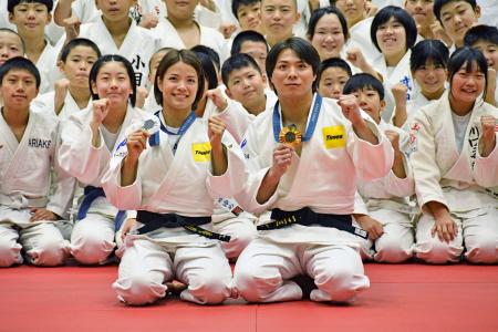 　「ＡＢＥ　ＣＵＰ」で小学生らと記念写真に納まる阿部一二三（手前右）と詩＝１０日、横浜市