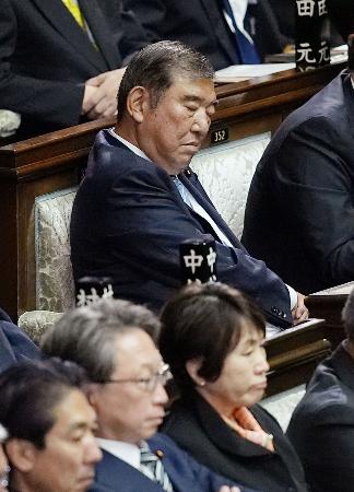 　首相指名選挙の１回目の投票時に自席で目をつぶる石破茂首相＝１１日午後２時３５分、衆院本会議場