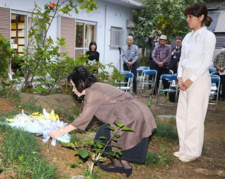 　「島尾忌」の法要で献花する、顕彰会の潤井文子理事長（左）と島尾真帆さん＝１２日、鹿児島県奄美市