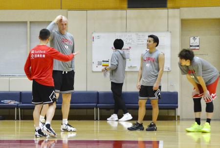 　バスケットボール男子の合宿で選手と話すホーバス監督（左奥）。右から２人目は富樫＝東京都内