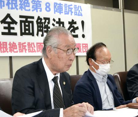 　東京地裁に提訴後、記者会見する小野寺利孝弁護士（左）と広沢裕俊さん＝１４日午後、東京・霞が関の司法記者クラブ