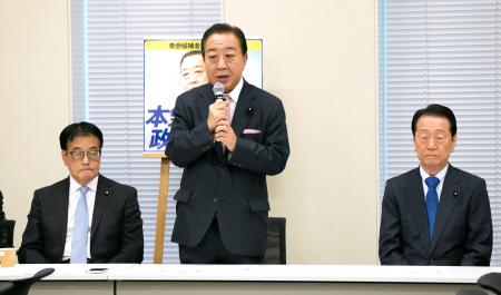 　立憲民主党の総合選挙対策本部会合であいさつする野田代表。右は小沢一郎氏、左は岡田克也氏＝１４日午後、国会