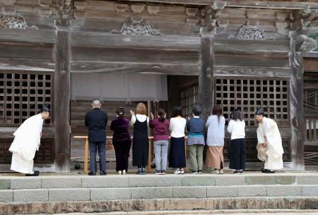 　出雲大社の「縁結大祭」で参拝する人たち＝１５日午前、島根県出雲市