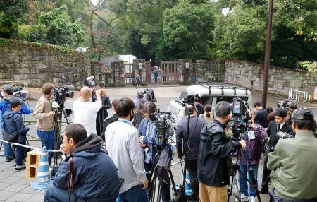 　赤坂御用地前に集まった大勢の報道関係者＝１５日午前１１時２分、東京・元赤坂