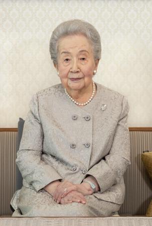 　１００歳の誕生日を前に写真に納まる三笠宮妃百合子さま＝２０２３年５月２２日、東京・元赤坂の宮邸（宮内庁提供）